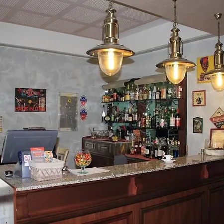 Auberge De Bonpas Logis De France Hotel